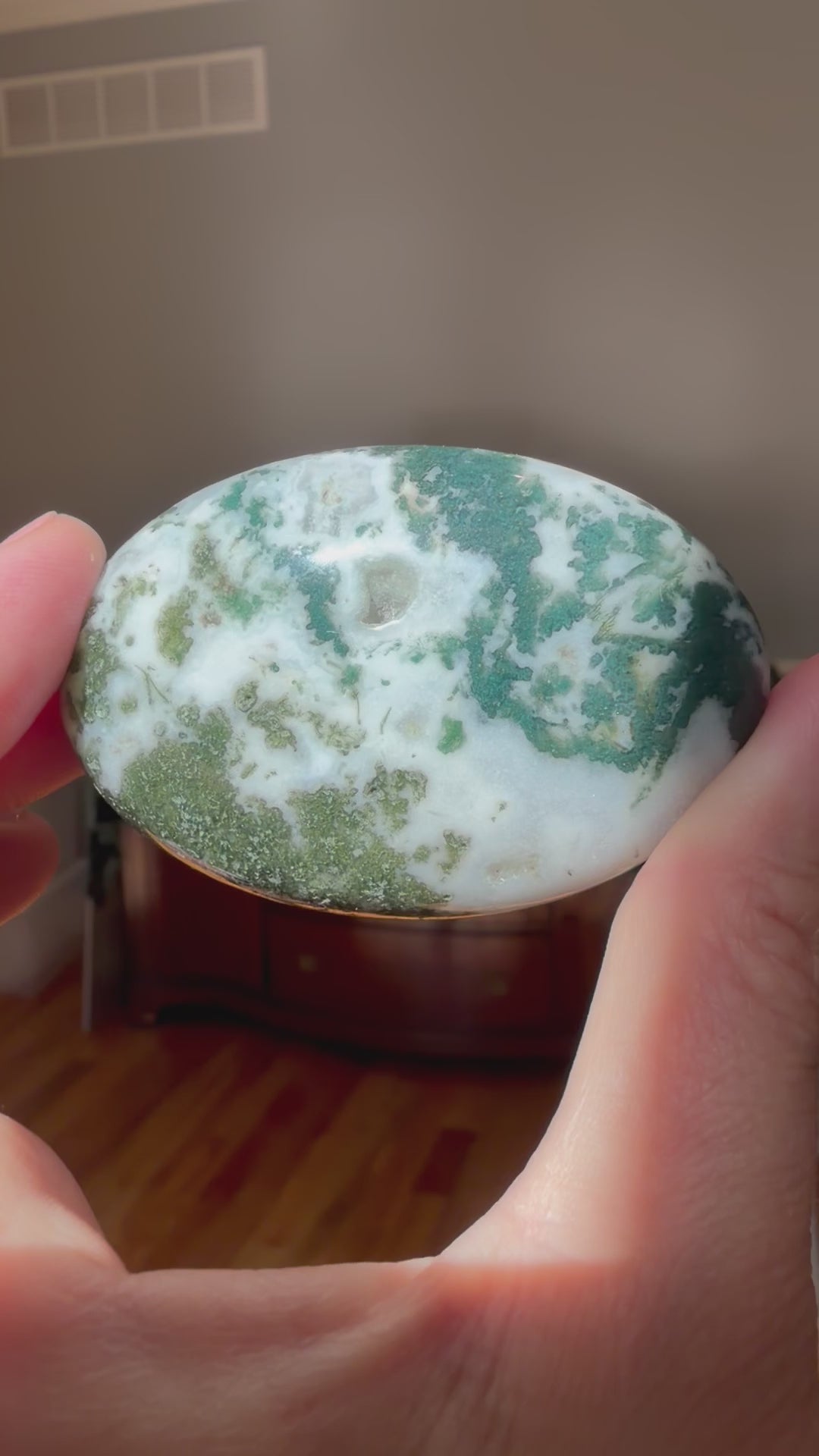 Moss Agate Palm Stone – Grounding, Growth & Gentle Support